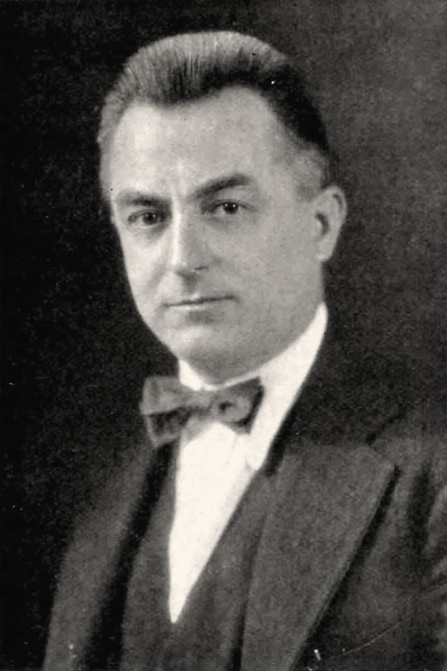 Raymond Hood (1881–1934): Architect of the Daily News and McGraw-Hill buildings, and one of the architects of Rockefeller Center.