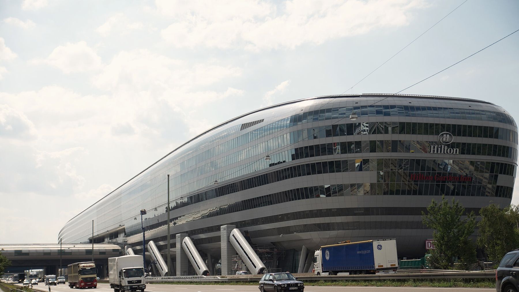 The Squaire, Frankfurt: Offices, hotels, restaurants and shops in one building above the airport’s long-distance railway station and the motorway. Opened 2011; photographed in July 2011.